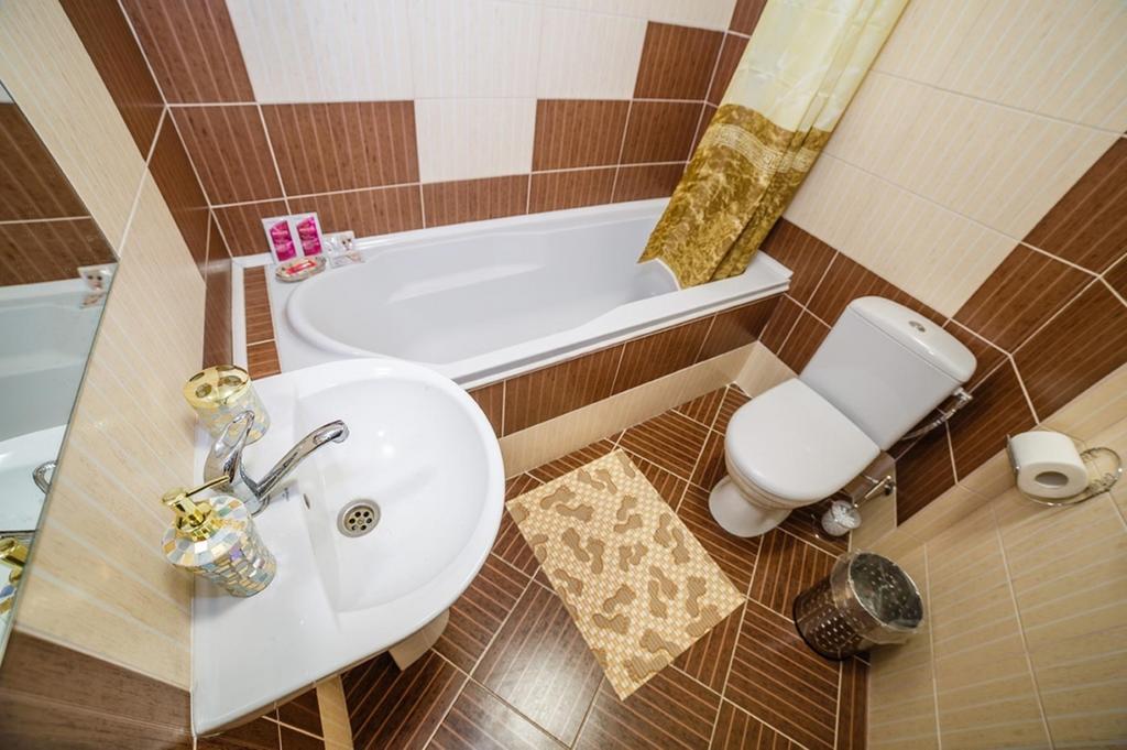Corner House Hotel Lutsk Luaran gambar